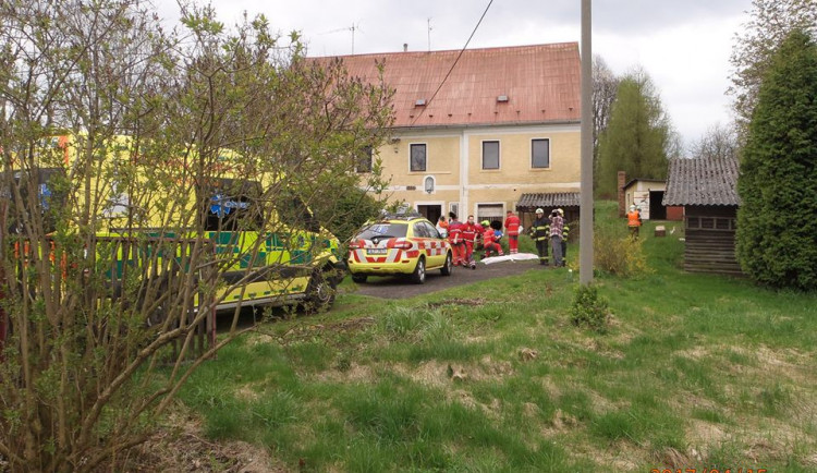 Mladík utrpěl těžké popáleniny při pálení klestí, podpalování benzínem se mu vymklo z rukou