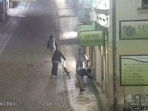 Na dopadením skupinky vandalů v Moskevské ulici stačily strážníkům čtyři minuty