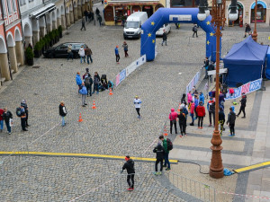 Juniorský maraton před radnicí.