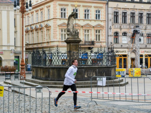Juniorský maraton před radnicí.