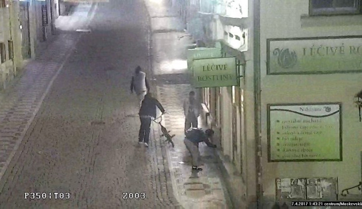 Skupinka vandal v Moskevské ulici v Liberci