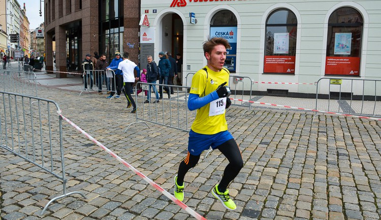 Juniorský maraton před radnicí.