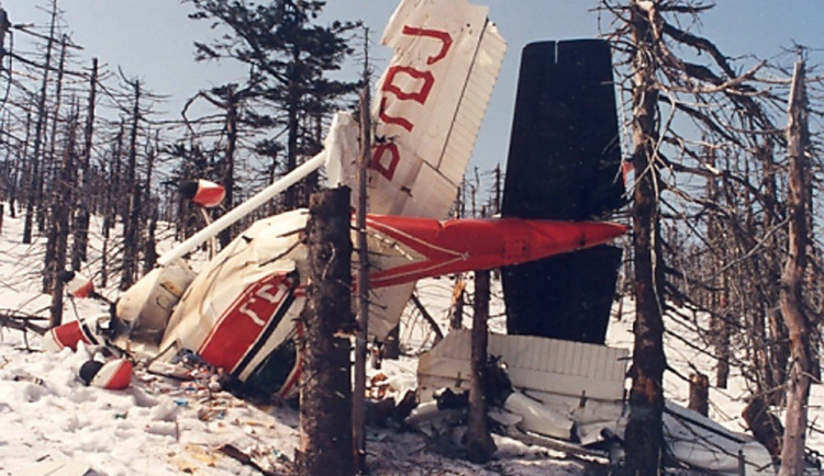 Jedno ze zřícených letadel na dobové fotografii.