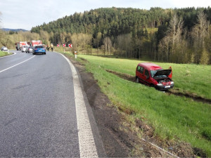 Řidička nezvládla řízení a havarovala u Jablonného, nehoda se obešla bez zranění