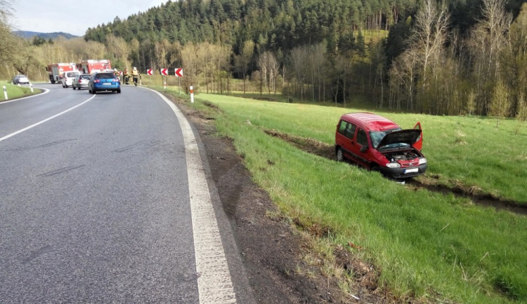 Řidička nezvládla řízení a havarovala u Jablonného, nehoda se obešla bez zranění