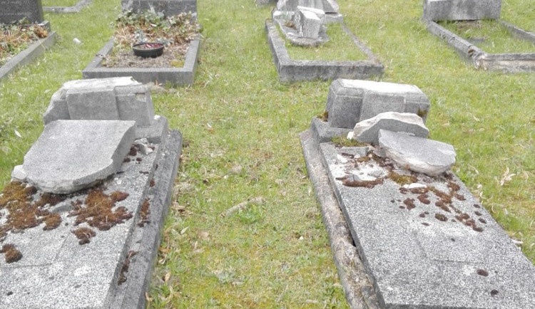 Vandalové zdevastovali hřbitov, zpustošili dohromady 25 náhrobků