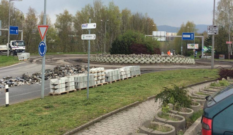 Uzavřený kruhový objezd v Růžodole v sobotu dopoledne