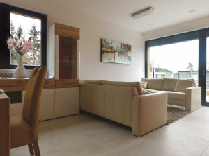 Na okraji Mníšku finišuje výstavba pětadvaceti podzemních domků