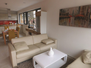 Na okraji Mníšku finišuje výstavba pětadvaceti podzemních domků