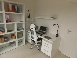 Na okraji Mníšku finišuje výstavba pětadvaceti podzemních domků