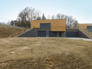Na okraji Mníšku finišuje výstavba pětadvaceti podzemních domků