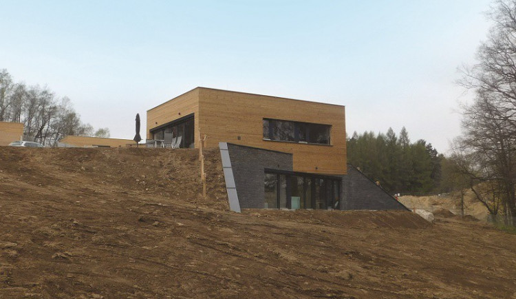 Na okraji Mníšku finišuje výstavba pětadvaceti podzemních domků