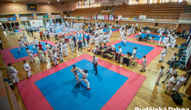 VIDEO: Sparing Camp přilákal do Budějc stovky karatistů ze sedmi států