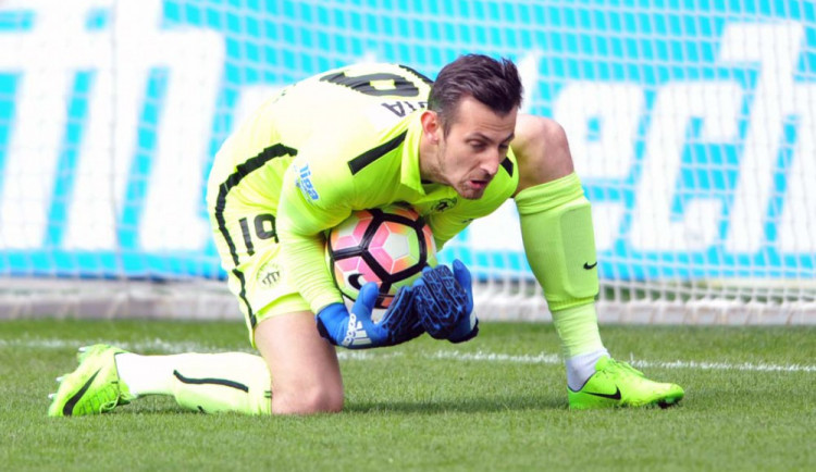 Martin Dúbravka při zákroku