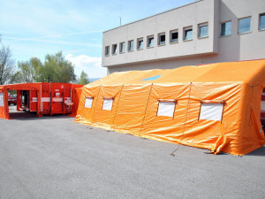 Multifunkční kontejner hasiči připraví za pět hodin.