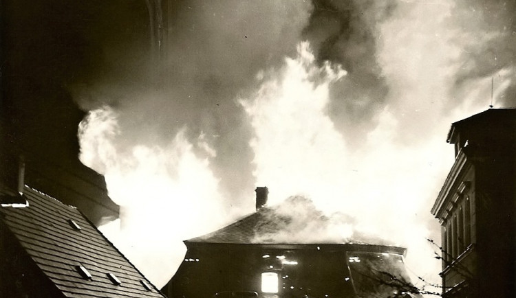 Budova úřadu v plamenech.