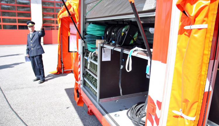 Multifunkční kontejner hasiči připraví za pět hodin.