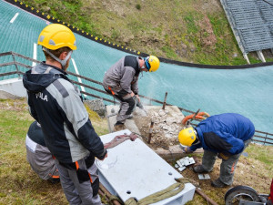 S opravou sloupu pomohl vrtulník.