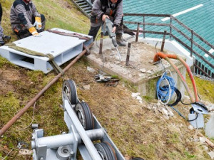 S opravou sloupu pomohl vrtulník.