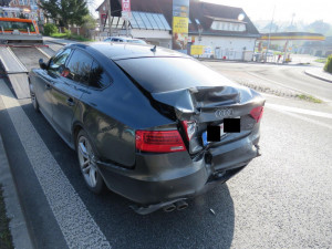 FOTO: Audi na přechodu pouštělo chodce. Řidič dodávky to přehlédl a do auta narazil