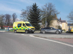 Audi na přechodu pouštělo chodce. Řidič dodávky to přehlédl a do auta narazil