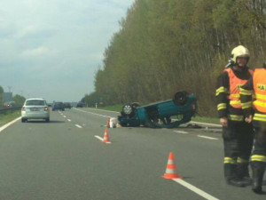 VIDEO: Vážná nehoda u Chrastavy, Fabie skončila po nárazu na střeše