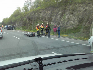 Silnici 35 před Libercem blokovala nehoda dvou aut a motorky