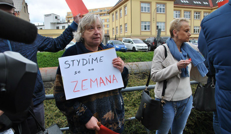 FOTO: Prezidenta v Liberci přivítalo pískání a červené karty. Ke krajskému úřadu přišla skupinka odpůrců