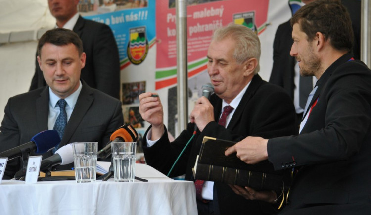 FOTO: Zeman si v Prysku rýpl do novinářů a pochlubil se členstvím ve svazu zahrádkářů