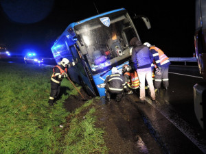 FOTO: Na Albrechtickém kopci zapadl autobus plný dětí, vyprostit ho musela těžká technika