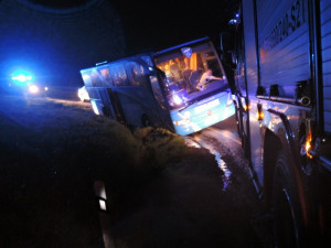 Na Albrechtickém kopci zapadl autobus plný dětí, vyprostit ho musela těžká technika