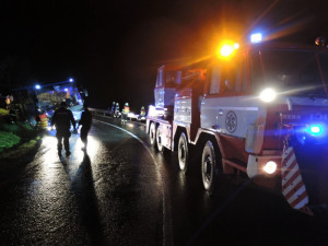 Na Albrechtickém kopci zapadl autobus plný dětí, vyprostit ho musela těžká technika