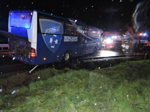 Na Albrechtickém kopci zapadl autobus plný dětí, vyprostit ho musela těžká technika
