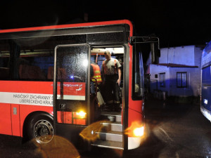 Na Albrechtickém kopci zapadl autobus plný dětí, vyprostit ho musela těžká technika