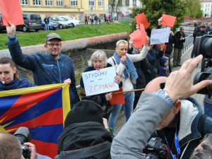 Prezidenta v Liberci přivítalo pískání a červené karty. Ke krajskému úřadu přišla skupinka jeho odpůrců