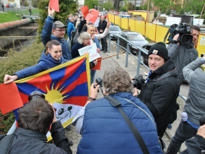 Prezidenta v Liberci přivítalo pískání a červené karty. Ke krajskému úřadu přišla skupinka jeho odpůrců