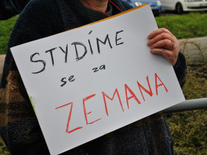 Prezidenta v Liberci přivítalo pískání a červené karty. Ke krajskému úřadu přišla skupinka jeho odpůrců