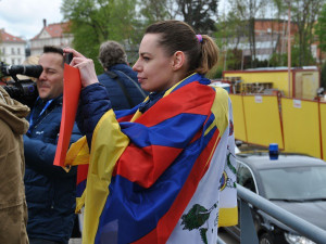 Prezidenta v Liberci přivítalo pískání a červené karty. Ke krajskému úřadu přišla skupinka jeho odpůrců