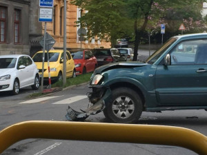 Další komplikace v centru. V ulici 8. března se srazil autobus s autem