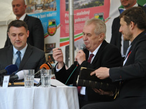 FOTO: Zeman si v Prysku rýpl do novinářů a pochlubil se členstvím ve svazu zahrádkářů