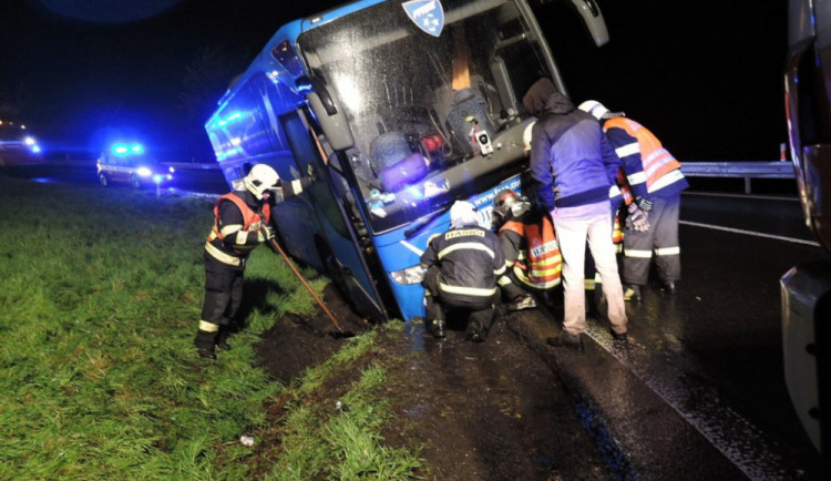 Na Albrechtickém kopci zapadl autobus plný dětí, vyprostit ho musela těžká technika
