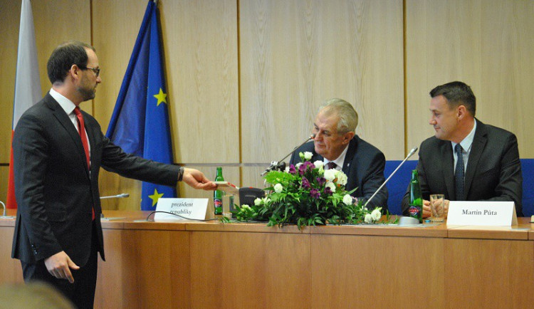 Miloš Zeman přebírá ústavu od Jana Farského