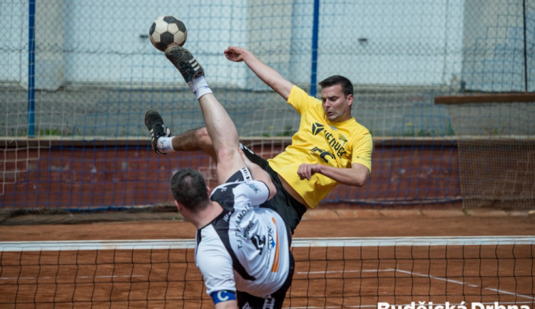 FOTO: Nohejbalisté Dynama prohráli doma se silnými Čelákovicemi 0:6