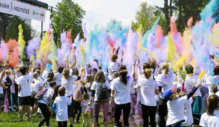 Běžci v sobotu zdolají pětikilometrovou trať při akci Barvám Neutečeš