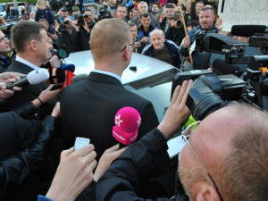 Pavel Bělobrádek před demonstranty