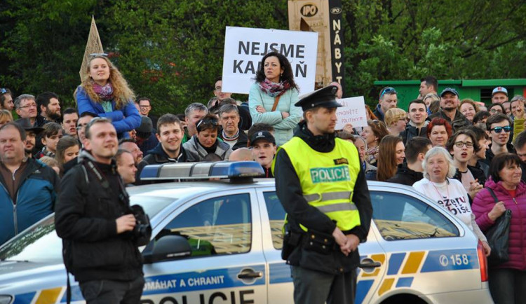 Před Imperialem se sešlo asi 450 lidí nespokojených s prezidentem Zemanem.