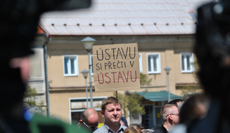 Demonstranti v Doksech