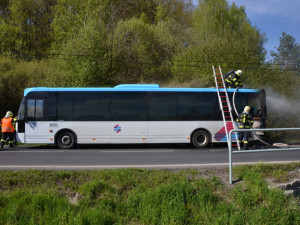 Autobus začal hořet za jízdy.