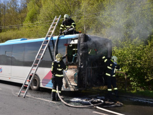 Autobus začal hořet za jízdy.
