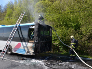 Autobus začal hořet za jízdy.